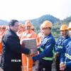 Thủ tướng Phạm Minh Chính chúc Tết công nhân thi công dự án đường cao tốc Đồng Đăng (Lạng Sơn)-Trà Lĩnh (Cao Bằng). (Ảnh: Dương Giang/TTXVN)
