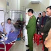 Đại tá Ma Quang Trung, Phó Giám đốc Công an tỉnh Tuyên Quang, thăm hỏi, động viên Thiếu tá Nguyễn Văn Đông, cán bộ Cảnh sát giao thông bị thương khi làm nhiệm vụ, đang điều trị tại Trung tâm y tế khu vực Hàm Yên. (Ảnh: TTXVN phát)
