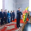 Tổng Bí thư Tô Lâm và đoàn đại biểu cấp cao Việt Nam đến đặt vòng hoa tại Đài Độc lập. (Ảnh: Dương Giang/TTXVN)