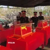 Đại biểu bày tỏ lòng thành kính trước anh linh anh hùng liệt sỹ. (Ảnh: Huỳnh Phúc Hậu/TTXVN)