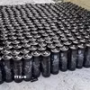 Các bình khí cười bị lực lượng chức năng thu giữ. (Ảnh: TTXVN phát)