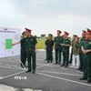 Lãnh đạo Ban chỉ huy Bộ đội Biên phòng tỉnh Tây Ninh báo cáo các phương án tổ chức Giao lưu hữu nghị Quốc phòng biên giới Việt Nam-Campuchia tại thực địa. (Ảnh: Minh Phú/TTXVN)