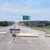 Chủ đầu tư, đơn vị thi công đặt biển cấm và rào chắn trên cao tốc Vạn Ninh- Cam Lộ tại khu vực cầu vượt Tam Hiệp, xã Hiếu Giang, tỉnh Quảng Trị. (Ảnh: TTXVN phát)