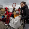 Người tị nạn từ Ukraine tại khu vực biên giới Medyka, Ba Lan. (Ảnh: AFP/TTXVN)