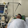Một trong 4 bệnh nhân đang được cấp cứu. (Ảnh: TTXVN phát)
