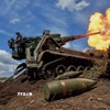 Quân nhân Ukraine nã pháo tự hành 2S7 Pion tại vùng Donetsk về phía mặt trận Nga. (Ảnh: Reuters/TTXVN)