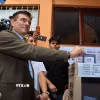 Ông Rodrigo Paz bỏ phiếu tại điểm bầu cử ở Tarija, Bolivia ngày 19/10. (Ảnh: THX/TTXVN)