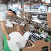Công nhân kiểm tra chất lượng sản phẩm trên dây chuyền sản xuất bao bì tại Công ty Cổ phần Sản xuất và Xuất nhập khẩu Bao bì Thăng Long. (Ảnh: Đồng Thúy/TTXVN)
