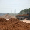 Tập kết đất đắp phục vụ cao tốc Biên Hòa-Vũng Tàu. (Ảnh: Công Phong/TTXVN)