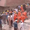 Lực lượng ứng phó thảm họa quốc gia (NDRF) và các đội cảnh sát có mặt tại hiện trường để tiến hành hoạt động cứu hộ. (Nguồn: ANI)