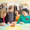 Tại lớp học vẽ, hai Phu nhân cùng các em nhỏ hoàn thiện bức tranh chung về tình hữu nghị Việt Nam-Bulgaria. (Ảnh: TTXVN)
