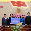 Bà Bùi Thị Minh Hoài trao 20 tỷ đồng của Ủy ban Trung ương Mặt trận Tổ quốc Việt Nam cho tỉnh Lâm Đồng khắc phục thiệt hại do thiên tai, mưa lũ. (Ảnh: Nguyễn Dũng/TTXVN)