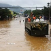 Lực lượng quân đội cùng phương tiện tham gia hỗ trợ ứng cứu người dân vùng ngập lụt tỉnh Khánh Hòa. (Ảnh: Xuân Triệu/TTXVN)