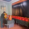 Thiếu tướng Nguyễn Trần Long, Phó Chính ủy Quân đoàn 34, thắp hương cho các hài cốt liệt sỹ. (Ảnh: TTXVN phát)