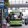 Nhiều người lớn tuổi sử dụng phương tiện xe buýt để đi lại. (Ảnh: Tiến Lực/TTXVN)