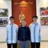 Thầy giáo Bùi Văn Bình, giáo viên môn Toán Trường THPT chuyên Lam Sơn chụp ảnh cùng Phúc Khánh (bên trái) và Vĩnh Kỳ. (Ảnh: TTXVN phát)
