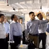 Lãnh đạo Công ty TNHH Zalo Platforms, VNG Corporation giới thiệu các sản phẩm công nghệ với Phó Thủ tướng Hồ Quốc Dũng. (Ảnh: Xuân Anh/TTXVN)
