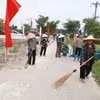 Cán bộ, hội viên Hội nông dân phường Yên Dũng, Bắc Ninh, tham gia quét dọn, thu gom rác thải, bảo vệ môi trường. (Ảnh: Việt Hùng/TTXVN)