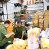 Công an thành phố Cần Thơ phối hợp Chi Cục quản lý thị trường thành phố Cần Thơ kiểm đếm, niêm phong số lượng lớn dép “giả” thương hiệu nổi tiếng tại cửa hàng T.D Luxury. (Ảnh: TTXVN phát)