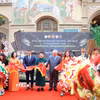 Nguyên Phó Thủ tướng Thường trực Chính phủ Nguyễn Hòa Bình, Đại sứ Dương Hoài Nam cùng quan chức thành phố Karlovy Vary cắt băng khai mạc “Ngày hội quảng bá Văn hóa-Ẩm thực-Áo dài Việt Nam.” (Ảnh: Việt Thắng/TTXVN)