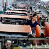 Công nhân làm việc bên trong nhà máy ở Sơn Đông, Trung Quốc. (Ảnh: THX/TTXVN)