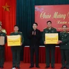 Chủ tịch nước Lương Cường tặng quà, động viên cán bộ, chiến sỹ Trung đoàn 123, Bộ Chỉ huy quân sự tỉnh Lạng Sơn. (Ảnh: Lâm Khánh/TTXVN)