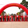 Các đại biểu cắt băng khánh thành công trình dự án đường Tuần tra biên giới tỉnh Tây Ninh. (Ảnh: Thanh Tân/TTXVN)