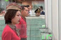 Chụp ảnh và quét vân tay tự động khi qua Cổng kiểm soát an ninh Auto Gate. (Ảnh: Thanh Phong/Vietnam+)