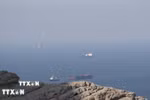 Tàu thuyền trên eo biển Hormuz, ngoài khơi tỉnh Musandam, Oman, ngày 20/4/2026. (Ảnh: Reuters/TTXVN)