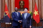 Chủ tịch nước Lương Cường tiếp Đại sứ Cộng hoà Angola Fernando Miguel đến trình Quốc thư, nhận nhiệm vụ tại Việt Nam (24/4/2025). (Ảnh: Lâm Khánh/TTXVN)