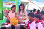 Giáo viên và học sinh trường Tiểu học Kim Đồng, xã Tu Mơ Rông (Quảng Ngãi) bỏ tiền heo đất gây quỹ duy trì bữa ăn trưa miễn phí và hỗ trợ cho những học sinh nghèo, mồ côi không thuộc diện bán trú. (Ảnh: TTXVN phát) 