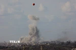 Khói bốc lên từ toà nhà bị phá huỷ trong vụ không kích của Israel xuống thành phố Gaza, ngày 25/9/2025. (Ảnh: THX/TTXVN)