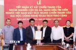 Ông Nguyễn Mạnh Cường, Phó Chủ tịch Ủy ban Nhân dân Thành phố, Trưởng Ban Chỉ đạo Thành phố trao thư cảm ơn Phó Giáo sư, Tiến sỹ Alex Thái Đình Võ và nhóm Nghiên cứu dự án, sáng kiến tìm kiếm người Việt Nam mất tích trong chiến tranh của Đại học Công nghệ Texas Hoa Kỳ. (Ảnh: Xuân Khu/TTXVN)