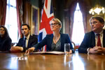 Ngoại trưởng Anh Yvette Cooper (thứ 2, phải) chủ trì hội nghị trực tuyến nhằm mở lại tuyến vận tải qua eo biển Hormuz với hơn 40 quốc gia tham dự, ngày 2/4/2026. (Ảnh: REUTERS/TTXVN)