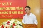 Em Trần Minh Hoàng, học sinh lớp 12 Toán 1, Trường THPT Chuyên Hà Tĩnh phát biểu tại buổi gặp mặt học sinh đoạt huy chương Vàng tại Kỳ thi Olympic Toán học quốc tế năm 2025 . (Ảnh: TTXVN phát)