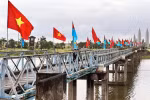 Cầu Hiền Lương trong ngày Lễ thượng cờ 'Thống nhất non sông.' (Ảnh: Nguyên Linh/TTXVN)
