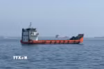 Tàu thương mại chờ đi qua eo biển Hormuz. (Ảnh: THX/TTXVN phát)