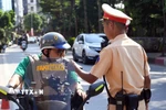 Cán bộ, chiến sĩ đội CSGT số 2, Công an thành phố Hà Nội kiểm tra nồng độ cồn với các chủ phương tiện tham gia giao thông tại tuyến phố Đội Cấn-Liễu Giai. (Ảnh: Phạm Kiên/TTXVN)