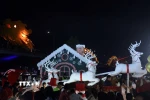 Tiểu cảnh Giáng sinh được trang trí tại khuôn viên cầu Rồng (Đà Nẵng). (Ảnh: Trần Lê Lâm/TTXVN)