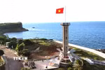Cột cờ chủ quyền trên đảo Cồn Cỏ, biểu tượng thiêng liêng khẳng định chủ quyền Tổ quốc, là điểm dừng chân đầu tiên của nhiều du khách khi đặt chân đến hòn đảo tiền tiêu. (Ảnh: Nguyên Linh/TTXVN)