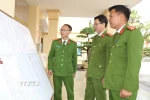 Trại tạm giam số 1, Công an tỉnh Ninh Bình niêm yết các tài liệu, thông tin liên quan đến bầu cử theo quy định. (Ảnh: Thùy Dung/TTXVN)