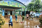 Lực lượng vũ trang thành phố Đà Nẵng giúp cơ sở giáo dục dọn vệ sinh sau mưa lũ. (Ảnh: Trần Tĩnh/TTXVN)