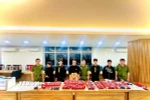 Các đối tượng bị bắt cùng tang vật trong vụ án do Công an thành phố Đà Nẵng triệt phá tháng 1/2025 (Ảnh: TTXVN phát)
