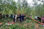 Cơ quan chức năng cứu hộ ông Phan Văn Hóa đang nằm dưới giếng sâu. (Ảnh: TTXVN phát)