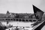 Lá cờ đỏ sao vàng treo tại Trụ sở của Phái đoàn Việt Nam Dân chủ Cộng hòa ở Geneva (Thụy Sĩ), năm 1954. (Ảnh: Tư liệu TTXVN)