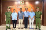Các đối tượng có liên quan đến vụ việc tại cơ quan công an. (Ảnh TTXVN phát)