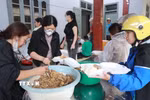 Nhân dân Bản Phúc Khoa, Không ai bảo ai, chia nhau mỗi người một việc sao có những suất cơm đến sớm nhất vùng rốn lũ. (Ảnh: Quý Trung/TTXVN)