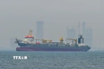 Tàu thương mại thả neo ngoài khơi Dubai, Các tiểu vương quốc Arab thống nhất, do gián đoạn hoạt động vận tải ở eo biển Hormuz, ngày 2/3/2026. (Ảnh: AA/TTXVN)