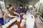 Đắk Lắk: Hộp cơm nóng trao gửi bà con trong mùa lũ