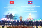 Các lãnh đạo và cựu lãnh đạo cấp cao Đảng, Nhà nước Lào chụp ảnh kỷ niệm cùng Đại sứ Việt Nam tại Lào. (Ảnh: Xuân Tú/TTXVN)
